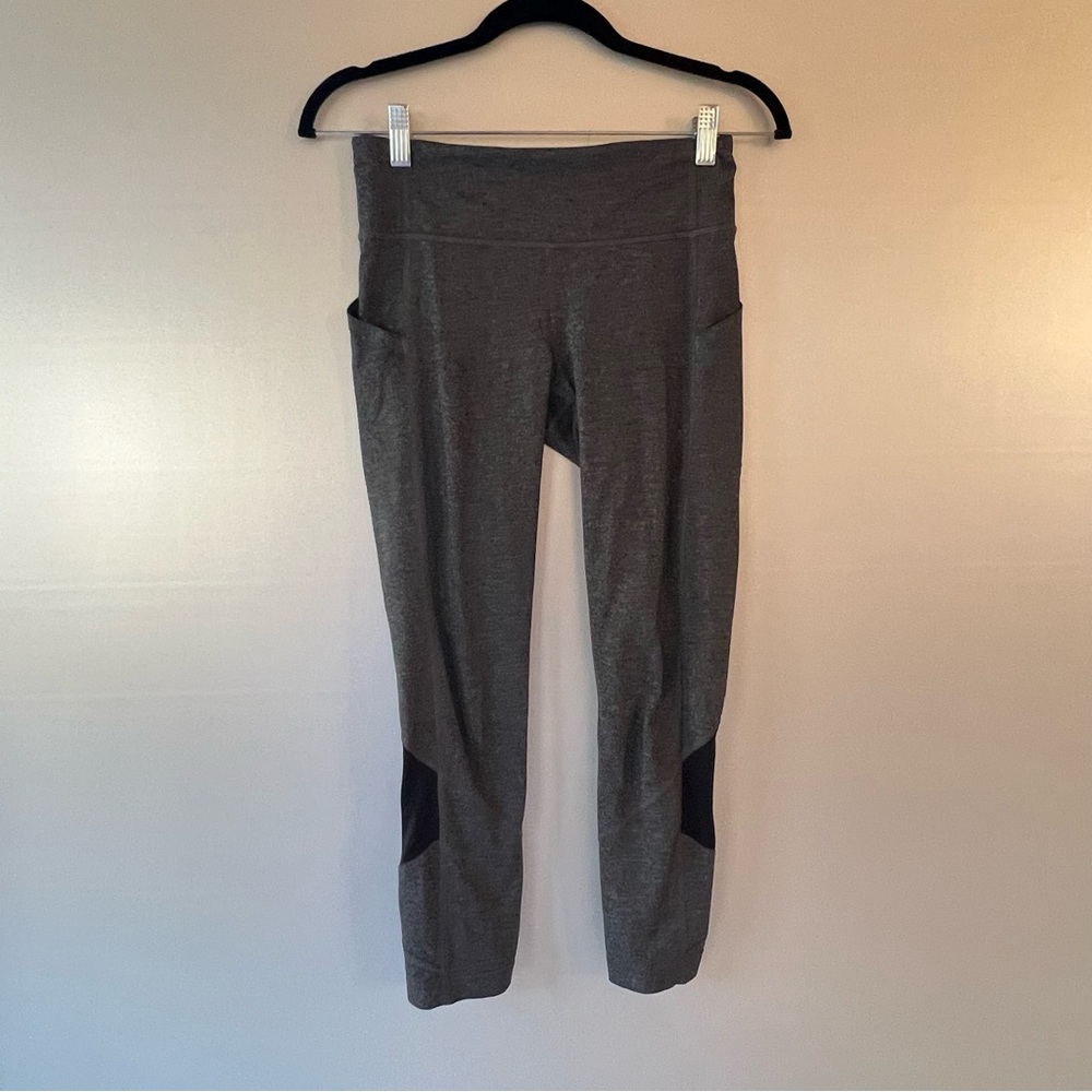 Lululemon 3/4 leggings gray with black color block size 4